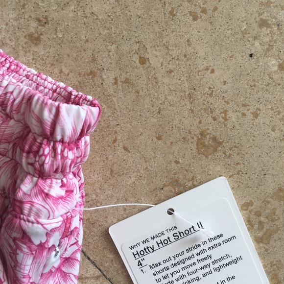 NWT Lululemon Hotty hot shorts 4" - Picture 3 of 3